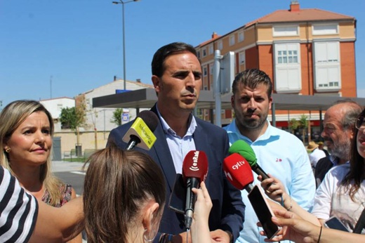 Gúzman Gómez, alcalde de Medina del Campo dando declaraciones en la Plaza de San Agustín